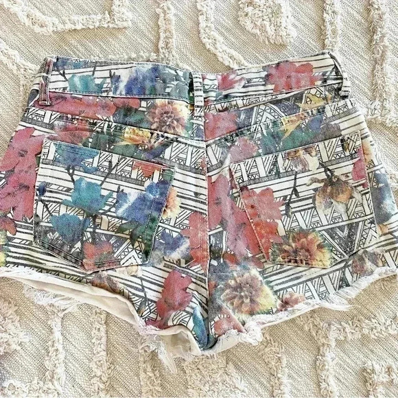 𝅺PRINTED Jeans Shorts - Picture 2 of 7